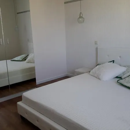 Florance With Terraces & Parking Windawa
